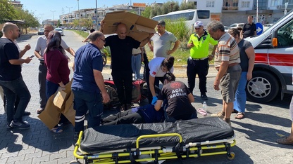 Aydın'da kazada yaralanan kadın ambulans gelene kadar kartonla güneşten korundu