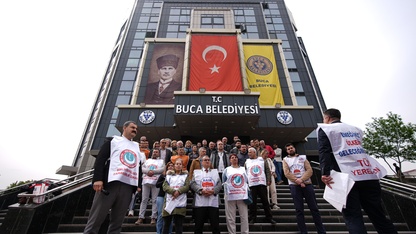 İzmir'de 2 belediyenin memurları ödenmeyen alacakları için iş bıraktı