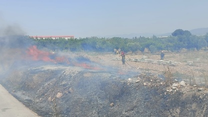 İzmir'de boş arazide çıkan yangın kontrol altına alındı 