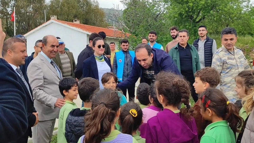 Datça’da öğrenciler fidan dikti