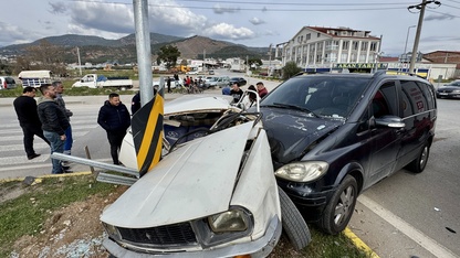 Fethiye'de minibüsle çarpışan otomobilin sürücüsü yaralandı