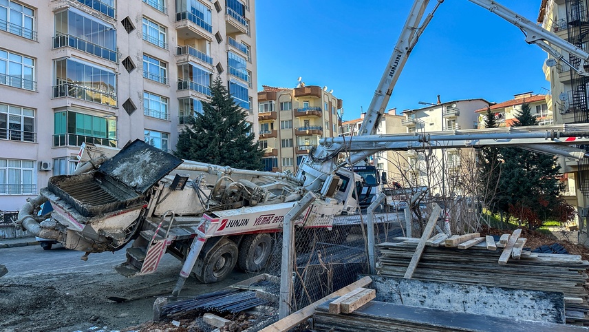 Uşak'ta beton pompasının altında kalan işçi öldü