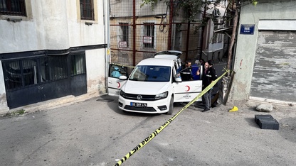 İzmir'de yol verme meselesi yüzünden çıkan silahlı kavgada 1 kişi yaralandı