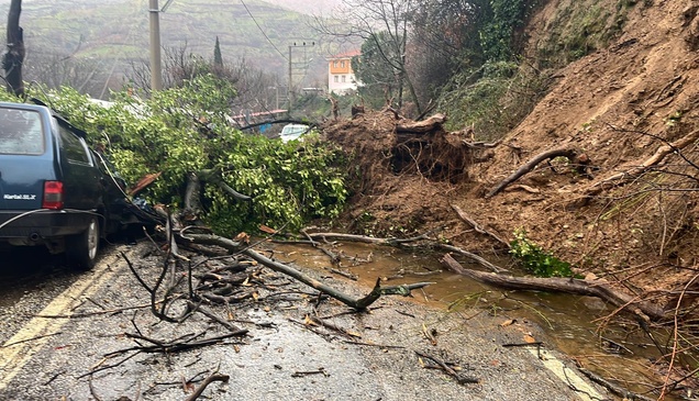 İzmir'de park halindeki otomobil heyelanda toprak altında kaldı