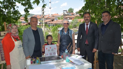 Demirci'de halk eğitim merkezi kursiyerlerinden sergi 