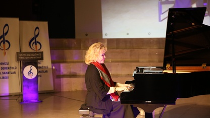 Dünyaca ünlü piyanist Gülsin Onay Denizli'de öğrencilerle buluştu