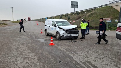 İzmir'de yolcu minibüsü ile hafif ticari aracın çarpışması sonucu 9 kişi yaralandı