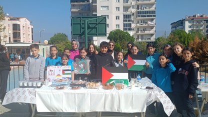İzmir'de ortaokul ve lise öğrencilerinden Filistin'e destek kermesi