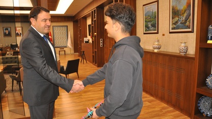 Kütahya Valisi Işın, çeşitli yarışmalarda derece alan öğrencilerle buluştu