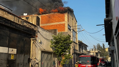 GÜNCELLEME - İzmir'de ev ve iş yerlerine sıçrayan yangın kontrol altına alındı