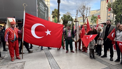 Gaziantep'teki 23 Nisan töreninde çocuklara sırtını dönenlere "mehterli yürüyüş"le tepki
