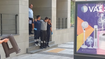Manisa'da bankadaki sıramatik cihazındaki elektrik akımına kapılan güvenlik görevlisi hastaneye kaldırıldı
