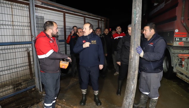 AFAD Başkanı Pehlivan, Uşak'ta derenin taştığı bölgede incelemelerde bulundu: