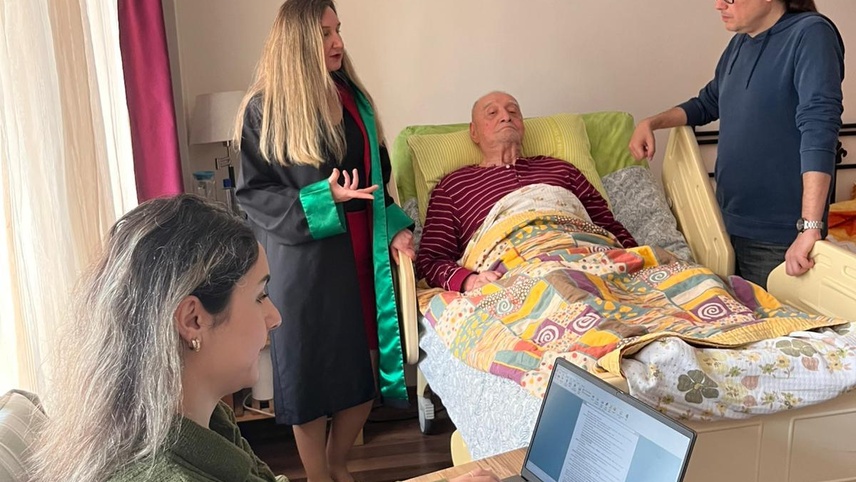 Marmaris'te hakim ve adliye personeli, vesayet davası için yatalak hastanın evine gitti