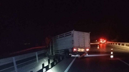 Afyonkarahisar'da bariyere çarpan kamyonetteki 4 kişi yaralandı