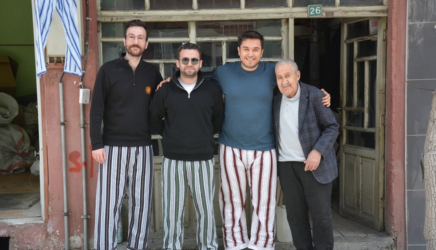 Demirci'de terzi Yaşar Öztemel nostaljik çizgili pijamaları yaşatıyor