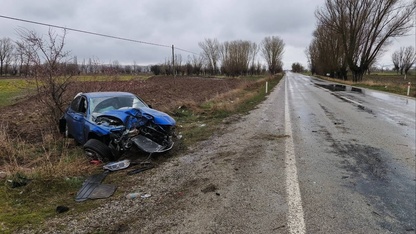 Afyonkarahisar'da ağaca çarpan otomobildeki 3 kişi yaralandı