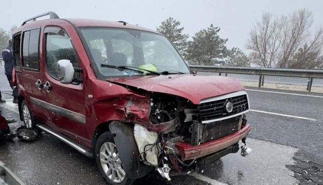 Uşak'ta bariyere çarpan hafif ticari araçtaki 6 kişi yaralandı