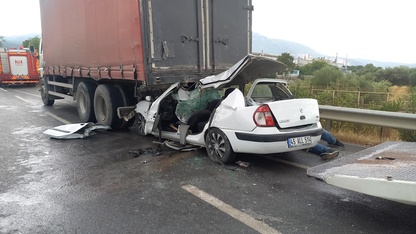 Manisa'da kamyonla çarpışan otomobilin sürücüsü yaralandı