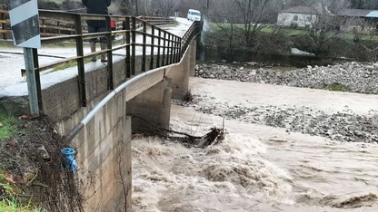 Acıpayam'da çayın taşması sonucu 2 köprüde hasar oluştu