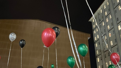 İzmir'de üniversite öğrencileri Filistin'e destek için gökyüzüne balonlar bıraktı