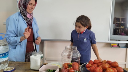 Altıntaş'ta öğrenciler okul bahçesinde ürettikleri sebzelerle turşu kurdu