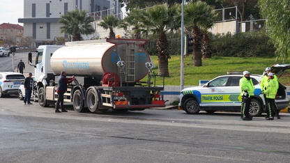 İzmir'de zincirleme trafik kazasında 5 araçta hasar oluştu