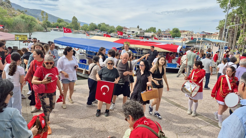 Dalyan Kanalı'nda, 19 Mayıs Atatürk'ü Anma, Gençlik ve Spor Bayramı teknelerle kutlandı