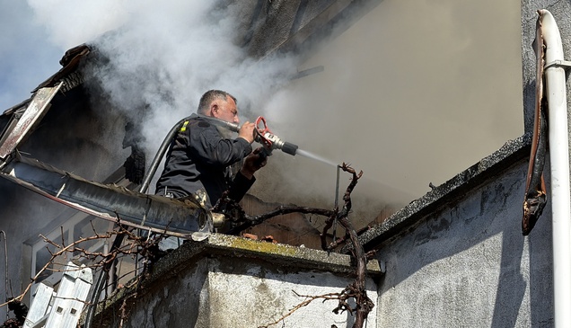 Kütahya'da yangın çıkan 2 katlı ev kullanılamaz hale geldi