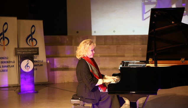 Dünyaca ünlü piyanist Gülsin Onay Denizli'de öğrencilerle buluştu