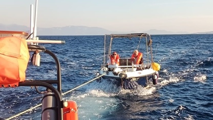 Bodrum açıklarında sürüklenen teknedeki 2 kişi kurtarıldı