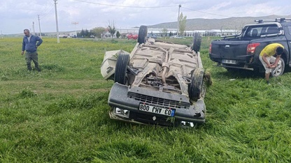Afyonkarahisar'da otomobilin şarampole devrilmesi sonucu 1 kişi öldü, 4 kişi yaralandı
