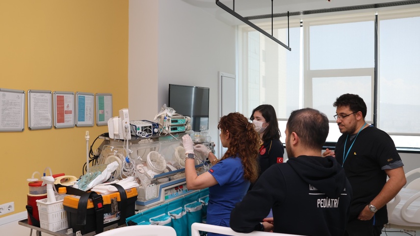Van'da hastalanan 3,5 aylık bebek, ambulans uçakla İzmir'e sevk edildi