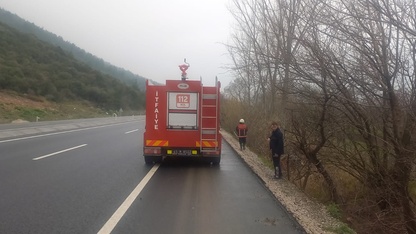 Manisa'da dereye devrilen otomobilin sürücüsü yaralandı