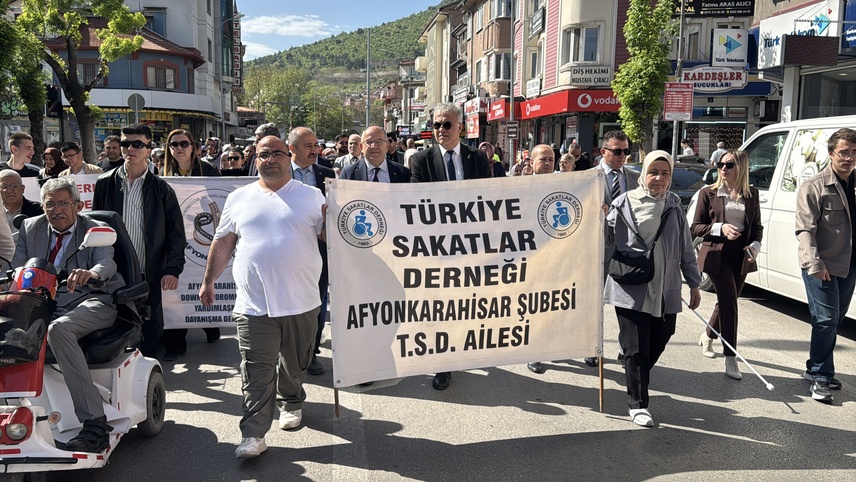 Afyonkarahisar'da engelliler farkındalık için yürüdü