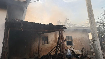 Kütahya'da köyde çıkan yangında 2 ev ile 1 ahır kullanılamaz hale geldi