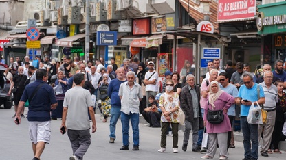 İzmir'de işçilerin grevi nedeniyle toplu taşımada yoğunluk oluştu