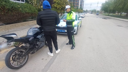 Afyonkarahisar'da motosikletinin plakasını bantla kapatan sürücüye para cezası 