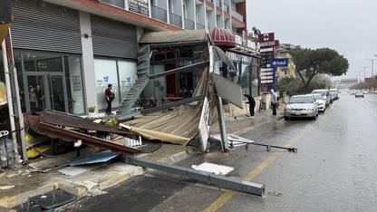 Denizli'de kuvvetli rüzgar hayatı olumsuz etkiliyor
