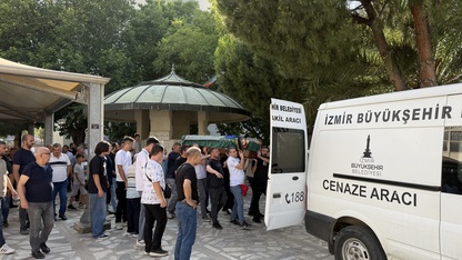 İzmir'de 75 yaşındaki eşi tarafından av tüfeğiyle öldürülen 70 yaşındaki kadın defnedildi