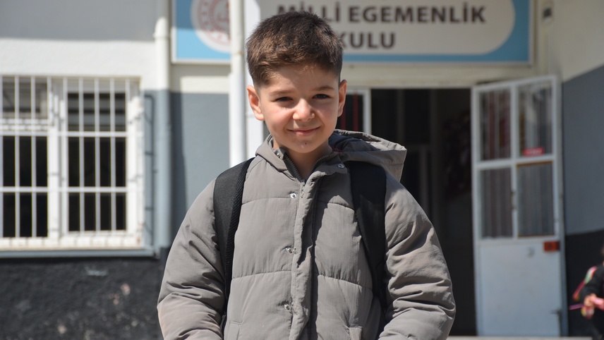 Küçük Niyazi Hamza'dan Gazzeli yaşıtlarına hediye paketleri 