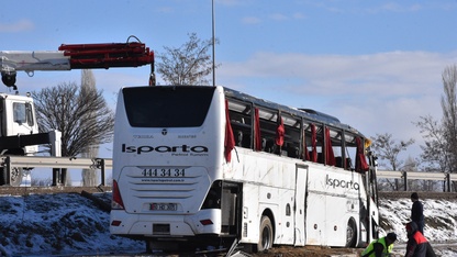 GÜNCELLEME - Afyonkarahisar'da yolcu otobüsü şarampole devrildi, 1 kişi öldü, 25 kişi yaralandı