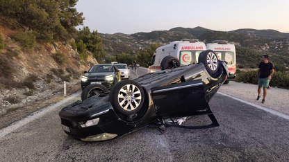 İzmir'de otomobillerin çarpıştığı kazada biri çocuk, 4 kişi yaralandı