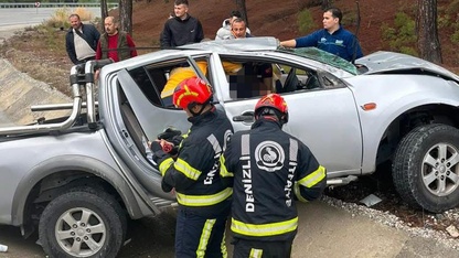 Denizli'de ağaca çarpan pikaptaki 1 kişi öldü, 1 kişi yaralandı
