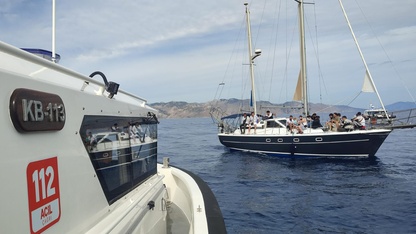 Muğla açıklarında sürüklenen yelkenlideki 72 düzensiz göçmen kurtarıldı