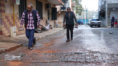 İzmir'de mahalleli bozulan yolu kendi imkanlarıyla onardı