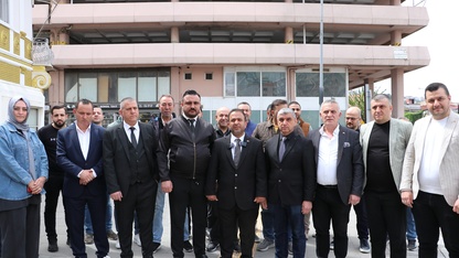 İzmir'de esnaf, Cemil Tugay'ın kendilerine yönelik sözlerine takım elbise giyerek tepki gösterdi
