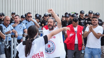 İzmir Büyükşehir Belediyesinin işten çıkardığı işçiler, uzlaşmaya varılması sonrası eylemlerini sonlandırdı
