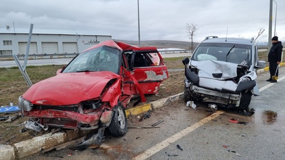 Kütahya'da çarpışan 2 araçtaki 8 kişi yaralandı
