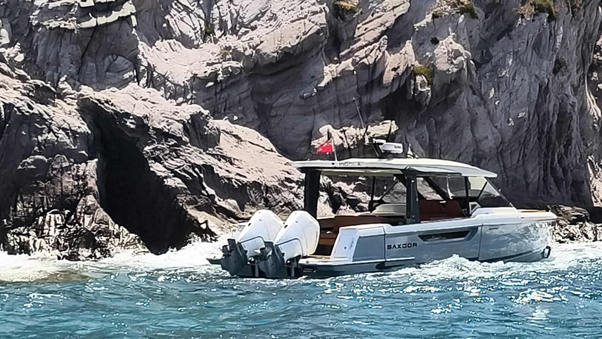 Bodrum'da arızalanıp kıyıya sürüklenen teknedeki 3 kişi kurtarıldı